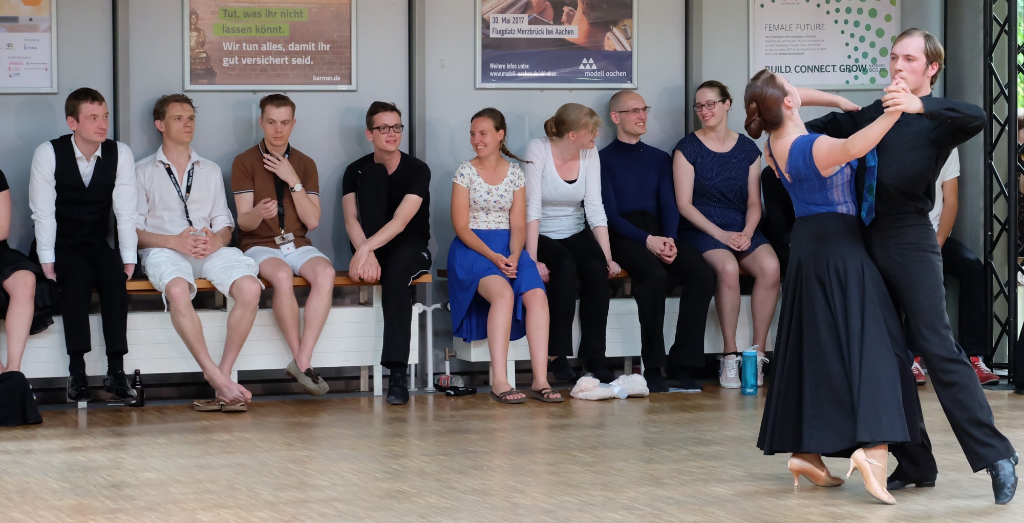 Tänzer vor Pausierenden