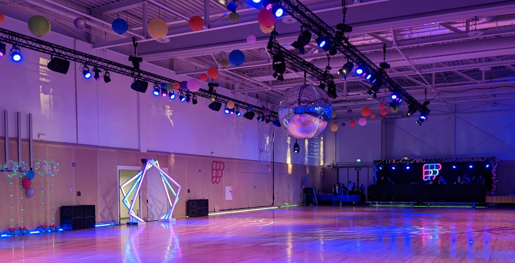 Tanzfläche mit Discoball